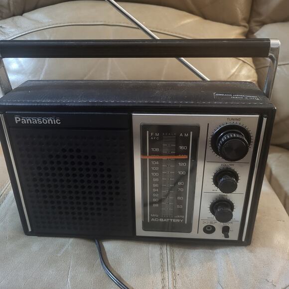 Rare Vintage Panasonic AM/FM radio Model RF-597 - Picture 6 of 6
